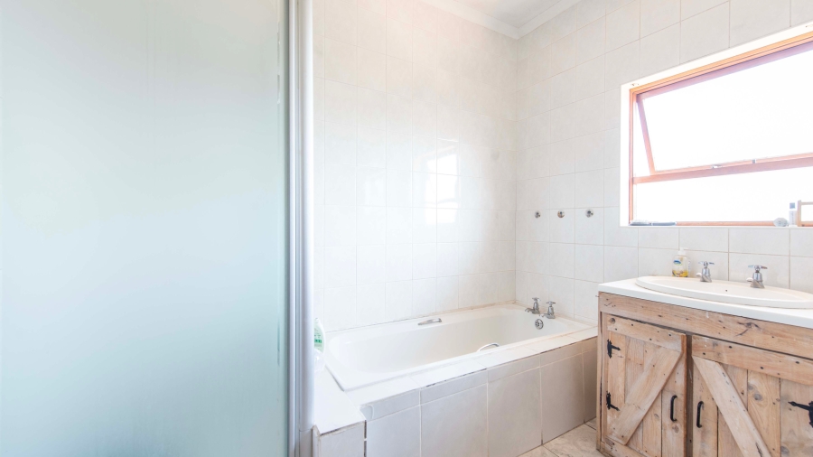 5 Bedroom Property for Sale in Avondale Western Cape